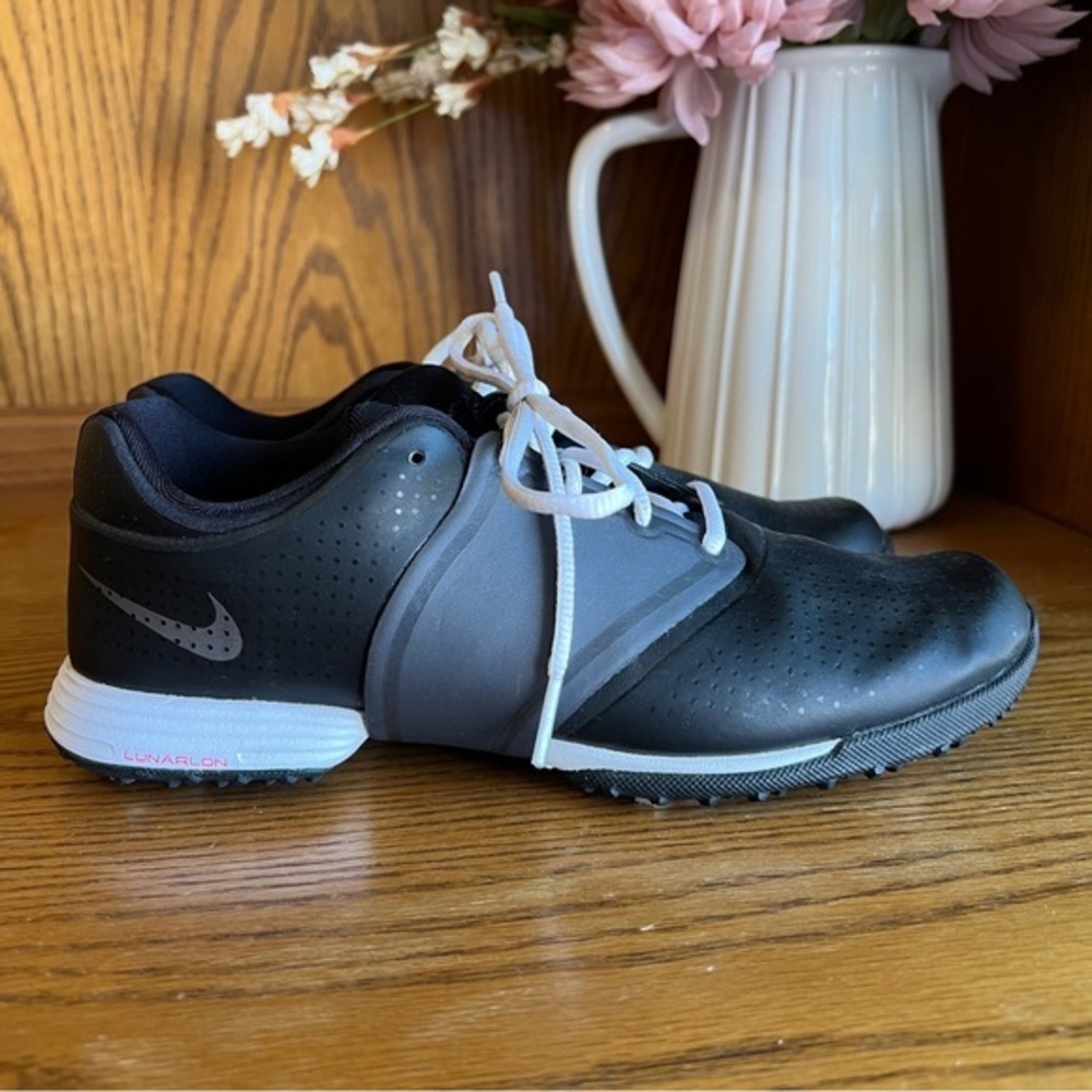 Nike Women's Black and Gray Athletic Shoes
